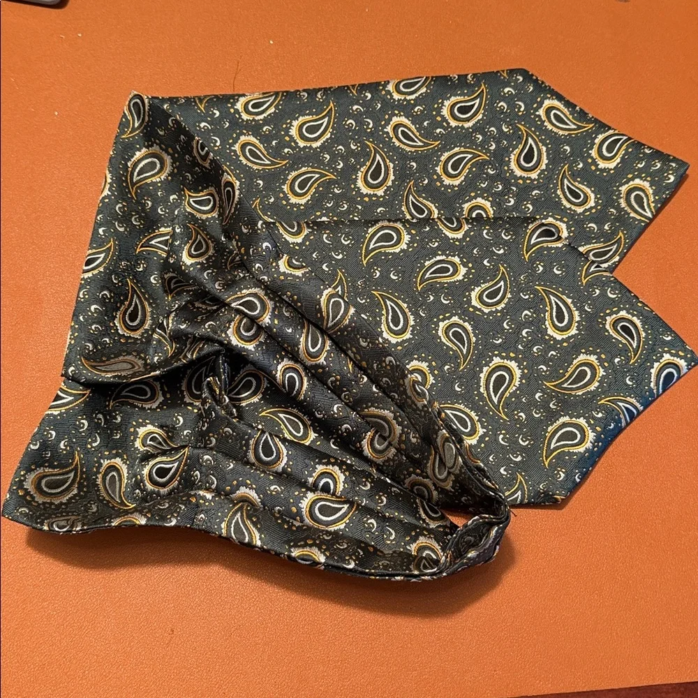 Elegant Green Paisley Men's Ascot Cravat